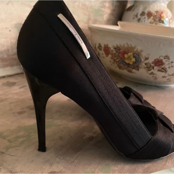 Stunning Karen Millen heels size 37.5 (7.5 US). EUC worn once. Retailed at $275 - Picture 2 of 4